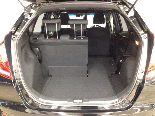 フィット ＲＳホンダセンシング　ＬＥＤ・フルセグ・メモリナビ・ＤＶＤ・バックカメラ・純正ＡＷ・ＥＴＣ　ＬＥＤヘッド　オートクルーズコントロール　Ｂカメラ　オートエアコン　アイドリングストップ　スマートキー　地デジＴＶ　横滑り防止（13枚目）