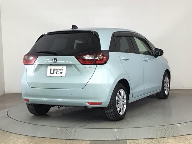 フィット ｅ：ＨＥＶホーム　レンタＵＰ・ＬＥＤ・ホンダＣＯＮＮＥＣＴ・メモリナビ・バックカメラ・ＥＴＣ　前後誤発進抑制機能　クリソナ　助手席エアバッグ　運転席エアバッグ　シートヒーター　ＬＥＤライト　ＵＳＢ接続　ＡＢＳ　キーレス（4枚目）