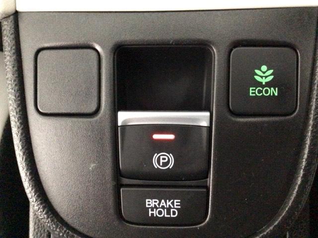 フィット ｅ：ＨＥＶホーム　レンタＵＰ・ＬＥＤ・ホンダＣＯＮＮＥＣＴ・メモリナビ・バックカメラ・ＥＴＣ　前後誤発進抑制機能　クリソナ　助手席エアバッグ　運転席エアバッグ　シートヒーター　ＬＥＤライト　ＵＳＢ接続　ＡＢＳ　キーレス（9枚目）