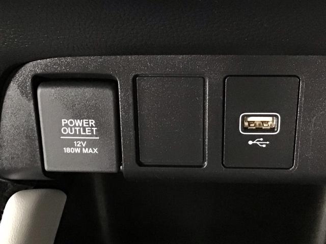 フィット ｅ：ＨＥＶホーム　レンタＵＰ・ＬＥＤ・ホンダＣＯＮＮＥＣＴ・メモリナビ・バックカメラ・ＥＴＣ　前後誤発進抑制機能　クリソナ　助手席エアバッグ　運転席エアバッグ　シートヒーター　ＬＥＤライト　ＵＳＢ接続　ＡＢＳ　キーレス（12枚目）