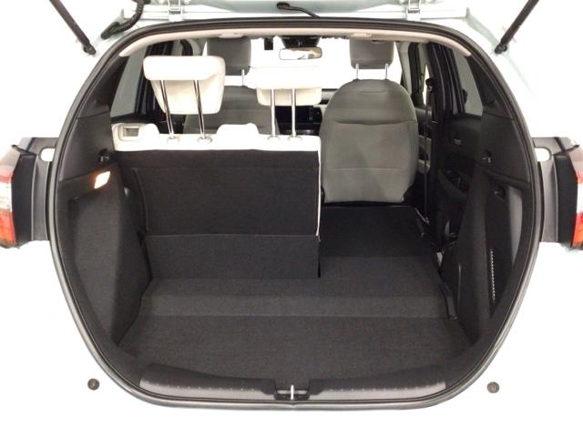 フィット ｅ：ＨＥＶホーム　レンタＵＰ・ＬＥＤ・ホンダＣＯＮＮＥＣＴ・メモリナビ・バックカメラ・ＥＴＣ　前後誤発進抑制機能　クリソナ　助手席エアバッグ　運転席エアバッグ　シートヒーター　ＬＥＤライト　ＵＳＢ接続　ＡＢＳ　キーレス（13枚目）