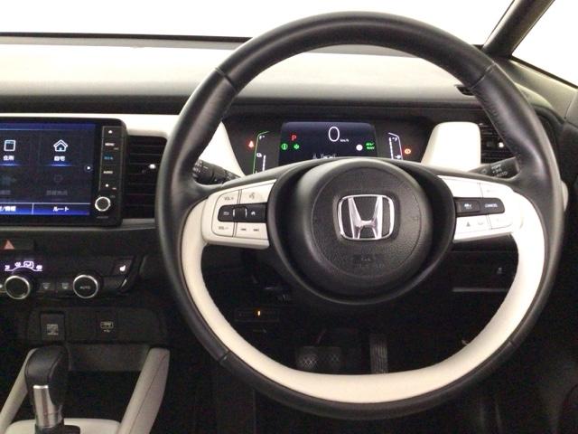 フィット ｅ：ＨＥＶホーム　レンタＵＰ・ＬＥＤ・ホンダＣＯＮＮＥＣＴ・メモリナビ・バックカメラ・ＥＴＣ　前後誤発進抑制機能　クリソナ　助手席エアバッグ　運転席エアバッグ　シートヒーター　ＬＥＤライト　ＵＳＢ接続　ＡＢＳ　キーレス（17枚目）