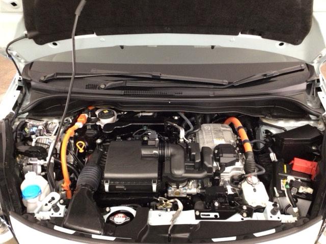 フィット ｅ：ＨＥＶホーム　レンタＵＰ・ＬＥＤ・ホンダＣＯＮＮＥＣＴ・メモリナビ・バックカメラ・ＥＴＣ　前後誤発進抑制機能　クリソナ　助手席エアバッグ　運転席エアバッグ　シートヒーター　ＬＥＤライト　ＵＳＢ接続　ＡＢＳ　キーレス（20枚目）