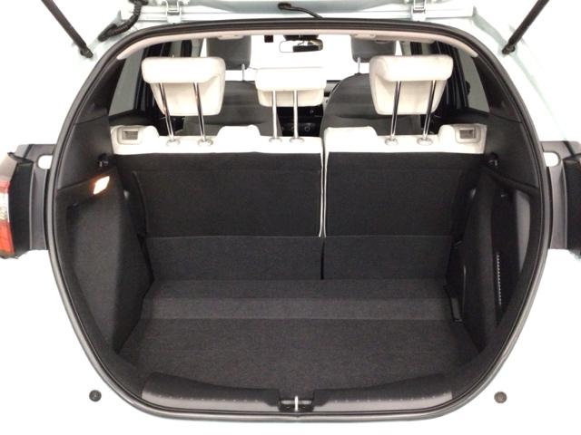 フィット ｅ：ＨＥＶホーム　レンタＵＰ・ＬＥＤ・ホンダＣＯＮＮＥＣＴ・メモリナビ・バックカメラ・ＥＴＣ　前後誤発進抑制機能　クリソナ　助手席エアバッグ　運転席エアバッグ　シートヒーター　ＬＥＤライト　ＵＳＢ接続　ＡＢＳ　キーレス（26枚目）