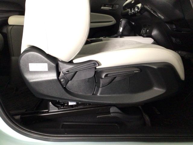 フィット ｅ：ＨＥＶホーム　レンタＵＰ・ＬＥＤ・ホンダＣＯＮＮＥＣＴ・メモリナビ・バックカメラ・ＥＴＣ　前後誤発進抑制機能　クリソナ　助手席エアバッグ　運転席エアバッグ　シートヒーター　ＬＥＤライト　ＵＳＢ接続　ＡＢＳ　キーレス（30枚目）