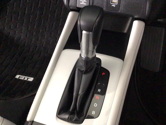 フィット ｅ：ＨＥＶホーム　レンタＵＰ・ＬＥＤ・ホンダＣＯＮＮＥＣＴ・メモリナビ・バックカメラ・ＥＴＣ　前後誤発進抑制機能　クリソナ　助手席エアバッグ　運転席エアバッグ　シートヒーター　ＬＥＤライト　ＵＳＢ接続　ＡＢＳ　キーレス（35枚目）