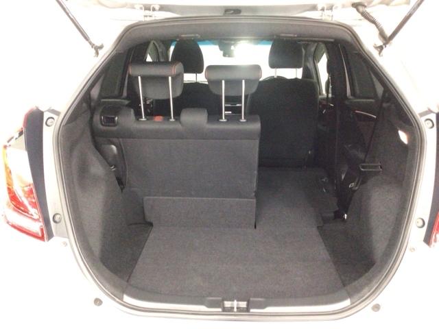 フィット ＲＳホンダセンシング　ＬＥＤ・フルセグ・メモリナビ・ＤＶＤ・バックカメラ・純正ＡＷ・ＥＴＣ　ＬＥＤヘッド　オートクルーズコントロール　Ｂカメラ　オートエアコン　アイドリングストップ　スマートキー　地デジＴＶ　横滑り防止（13枚目）