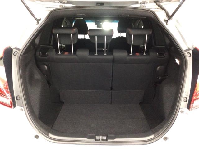 フィット ＲＳホンダセンシング　ＬＥＤ・フルセグ・メモリナビ・ＤＶＤ・バックカメラ・純正ＡＷ・ＥＴＣ　ＬＥＤヘッド　オートクルーズコントロール　Ｂカメラ　オートエアコン　アイドリングストップ　スマートキー　地デジＴＶ　横滑り防止（24枚目）