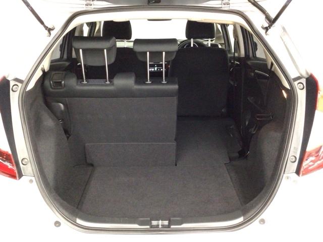 フィット １３Ｇ・Ｌホンダセンシング　ＬＥＤ・フルセグ・メモリナビ・ＤＶＤ・バックカメラ・ＥＣＯＮスイッチ・ＥＴＣ　衝突軽減　盗難防止装置　ＬＥＤライト　オートエアコン　ＶＳＡ　スマ－トキ－　キーフリー　クルコン　サイドエアバッグ　４ＷＤ（13枚目）