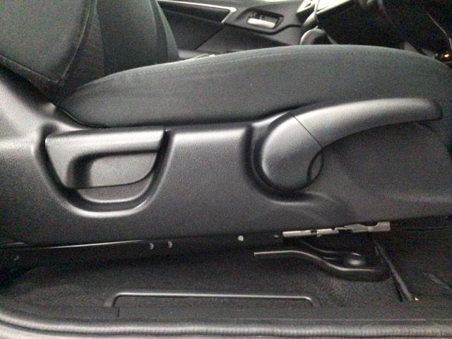 フィット １３Ｇ・Ｌホンダセンシング　ＬＥＤ・フルセグ・メモリナビ・ＤＶＤ・バックカメラ・ＥＣＯＮスイッチ・ＥＴＣ　衝突軽減　盗難防止装置　ＬＥＤライト　オートエアコン　ＶＳＡ　スマ－トキ－　キーフリー　クルコン　サイドエアバッグ　４ＷＤ（26枚目）