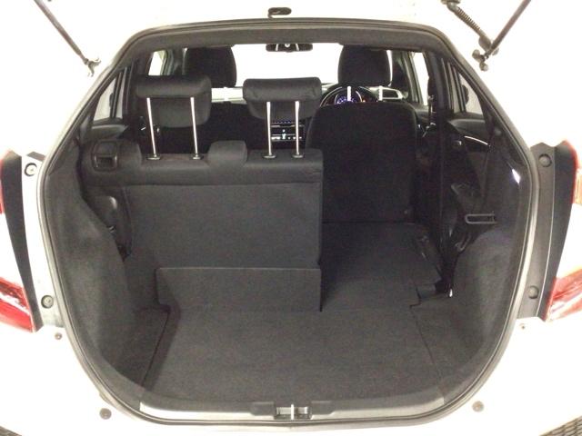 フィット ＲＳ　ＬＥＤ・フルセグ・メモリナビ・ＤＶＤ・ＣＤ・バックカメラ・純正ＡＷ・ＥＴＣ　フルセグテレビ　Ｂモニター　スマートキー＆プッシュスタート　パワステ　ＤＶＤプレーヤー　ＵＳＢ入力　盗難防止システム　ＡＢＳ（13枚目）