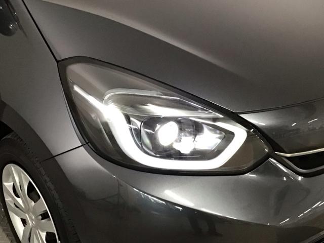 フィット ｅ：ＨＥＶホーム　レンタＵＰ・ＬＥＤ・フルセグ・メモリナビ・バックカメラ・ホンダＣＯＮＮＥＣＴ　前後誤発進抑制機能　クリソナ　助手席エアバッグ　運転席エアバッグ　ＬＥＤライト　ＵＳＢ接続　ＡＢＳ　サイドエアバッグ（3枚目）