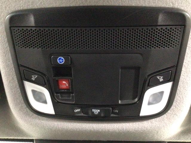 フィット ｅ：ＨＥＶホーム　レンタＵＰ・ＬＥＤ・フルセグ・メモリナビ・バックカメラ・ホンダＣＯＮＮＥＣＴ　前後誤発進抑制機能　クリソナ　助手席エアバッグ　運転席エアバッグ　ＬＥＤライト　ＵＳＢ接続　ＡＢＳ　サイドエアバッグ（9枚目）