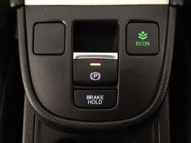フィット ｅ：ＨＥＶホーム　レンタＵＰ・ＬＥＤ・フルセグ・メモリナビ・バックカメラ・ホンダＣＯＮＮＥＣＴ　前後誤発進抑制機能　クリソナ　助手席エアバッグ　運転席エアバッグ　ＬＥＤライト　ＵＳＢ接続　ＡＢＳ　サイドエアバッグ（10枚目）