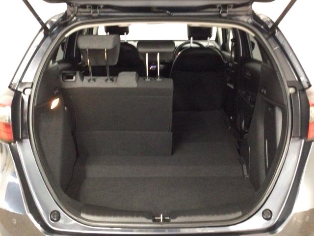 フィット ｅ：ＨＥＶホーム　レンタＵＰ・ＬＥＤ・フルセグ・メモリナビ・バックカメラ・ホンダＣＯＮＮＥＣＴ　前後誤発進抑制機能　クリソナ　助手席エアバッグ　運転席エアバッグ　ＬＥＤライト　ＵＳＢ接続　ＡＢＳ　サイドエアバッグ（13枚目）