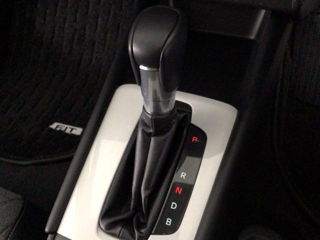 フィット ｅ：ＨＥＶホーム　レンタＵＰ・ＬＥＤ・フルセグ・メモリナビ・バックカメラ・ホンダＣＯＮＮＥＣＴ　前後誤発進抑制機能　クリソナ　助手席エアバッグ　運転席エアバッグ　ＬＥＤライト　ＵＳＢ接続　ＡＢＳ　サイドエアバッグ（29枚目）