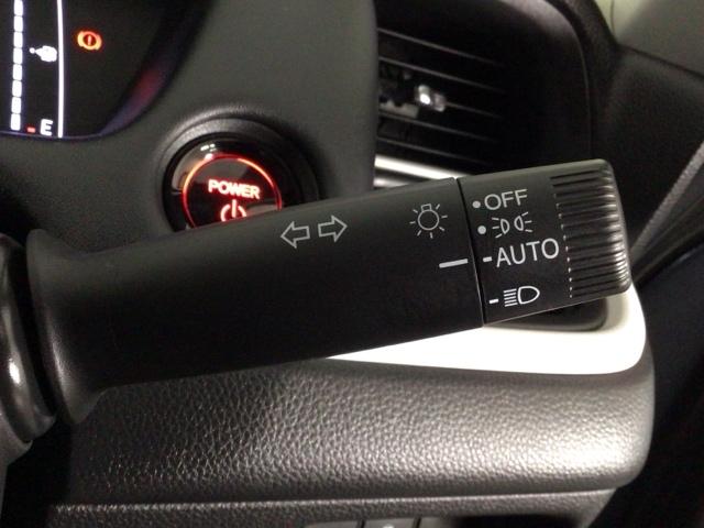 フィット ｅ：ＨＥＶホーム　レンタＵＰ・ＬＥＤ・フルセグ・メモリナビ・バックカメラ・ホンダＣＯＮＮＥＣＴ　前後誤発進抑制機能　クリソナ　助手席エアバッグ　運転席エアバッグ　ＬＥＤライト　ＵＳＢ接続　ＡＢＳ　サイドエアバッグ（33枚目）