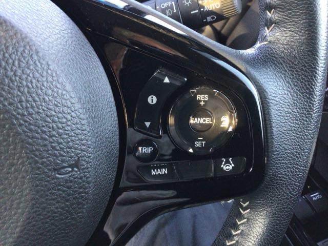 【アダプティブ・クルーズ・コントロール】予め設定した車速内でクルマが自動的に加減速。前走車との適切な車間距離を維持しながら追従走行し、高速道路でのドライバーの疲労を軽減してくれる嬉しい機能付♪