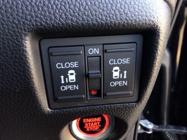 【両側パワースライドドア】両側がパワースライドドアになっており、運転席のスイッチやスマートキーでも開閉が可能です！開口部も広いので乗り降りも楽々♪
