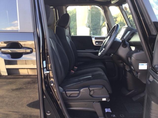 【前席】充分な広さを確保した、快適な前席！インテリアカラーも落ち着いたお色です♪センターアームレストも付いて、リラックスした姿勢で運転していただけます♪