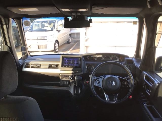 【前方視界】開放的な前方視界！運転がしやすく疲れにくいです♪窓が大きく、見通しがとっても良いおクルマですよ♪