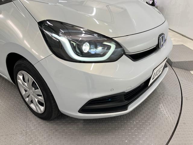 フィット ｅ：ＨＥＶホーム　ＬＥＤ・ディスプレイオーディオ・バックカメラ・ホンダＣＯＮＮＥＣＴ・スマートキー　前後誤発進抑制機能　クリソナ　助手席エアバッグ　運転席エアバッグ　ＬＥＤライト　ＵＳＢ接続　ＡＢＳ　サイドエアバッグ（3枚目）