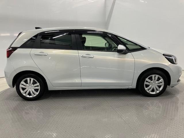 フィット ｅ：ＨＥＶホーム　ＬＥＤ・ディスプレイオーディオ・バックカメラ・ホンダＣＯＮＮＥＣＴ・スマートキー　前後誤発進抑制機能　クリソナ　助手席エアバッグ　運転席エアバッグ　ＬＥＤライト　ＵＳＢ接続　ＡＢＳ　サイドエアバッグ（4枚目）