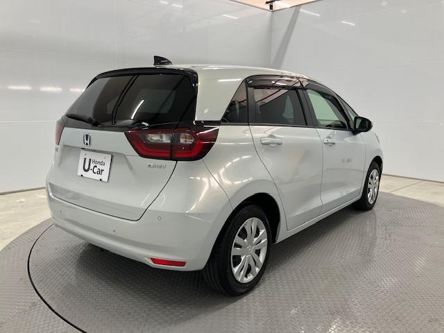 フィット ｅ：ＨＥＶホーム　ＬＥＤ・ディスプレイオーディオ・バックカメラ・ホンダＣＯＮＮＥＣＴ・スマートキー　前後誤発進抑制機能　クリソナ　助手席エアバッグ　運転席エアバッグ　ＬＥＤライト　ＵＳＢ接続　ＡＢＳ　サイドエアバッグ（5枚目）