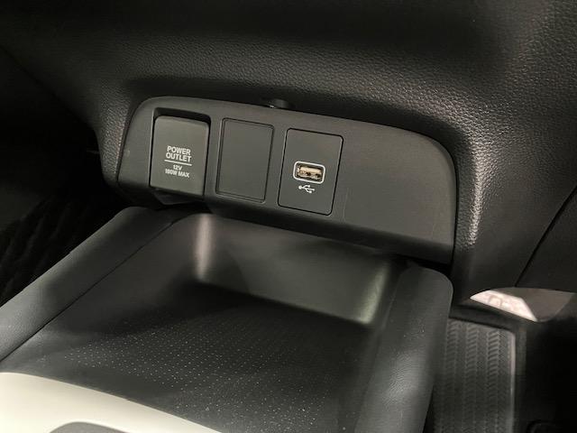 フィット ｅ：ＨＥＶホーム　ＬＥＤ・ディスプレイオーディオ・バックカメラ・ホンダＣＯＮＮＥＣＴ・スマートキー　前後誤発進抑制機能　クリソナ　助手席エアバッグ　運転席エアバッグ　ＬＥＤライト　ＵＳＢ接続　ＡＢＳ　サイドエアバッグ（8枚目）