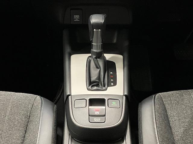 フィット ｅ：ＨＥＶホーム　ＬＥＤ・ディスプレイオーディオ・バックカメラ・ホンダＣＯＮＮＥＣＴ・スマートキー　前後誤発進抑制機能　クリソナ　助手席エアバッグ　運転席エアバッグ　ＬＥＤライト　ＵＳＢ接続　ＡＢＳ　サイドエアバッグ（11枚目）