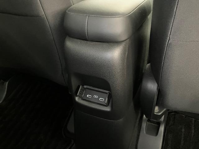 フィット ｅ：ＨＥＶホーム　ＬＥＤ・ディスプレイオーディオ・バックカメラ・ホンダＣＯＮＮＥＣＴ・スマートキー　前後誤発進抑制機能　クリソナ　助手席エアバッグ　運転席エアバッグ　ＬＥＤライト　ＵＳＢ接続　ＡＢＳ　サイドエアバッグ（12枚目）