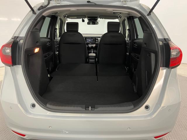 フィット ｅ：ＨＥＶホーム　ＬＥＤ・ディスプレイオーディオ・バックカメラ・ホンダＣＯＮＮＥＣＴ・スマートキー　前後誤発進抑制機能　クリソナ　助手席エアバッグ　運転席エアバッグ　ＬＥＤライト　ＵＳＢ接続　ＡＢＳ　サイドエアバッグ（14枚目）