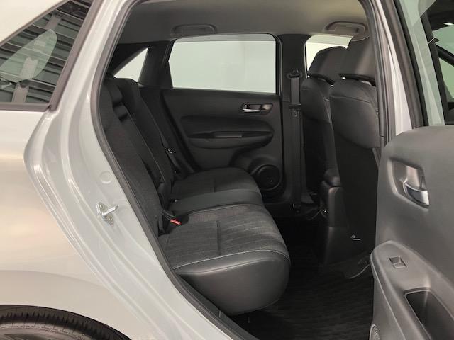 フィット ｅ：ＨＥＶホーム　ＬＥＤ・ディスプレイオーディオ・バックカメラ・ホンダＣＯＮＮＥＣＴ・スマートキー　前後誤発進抑制機能　クリソナ　助手席エアバッグ　運転席エアバッグ　ＬＥＤライト　ＵＳＢ接続　ＡＢＳ　サイドエアバッグ（15枚目）