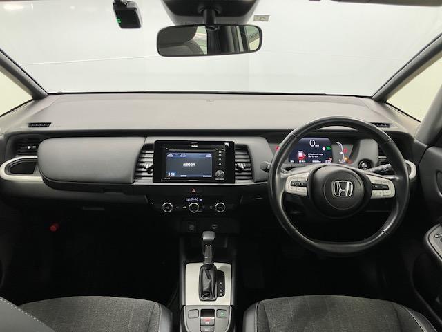 フィット ｅ：ＨＥＶホーム　ＬＥＤ・ディスプレイオーディオ・バックカメラ・ホンダＣＯＮＮＥＣＴ・スマートキー　前後誤発進抑制機能　クリソナ　助手席エアバッグ　運転席エアバッグ　ＬＥＤライト　ＵＳＢ接続　ＡＢＳ　サイドエアバッグ（17枚目）
