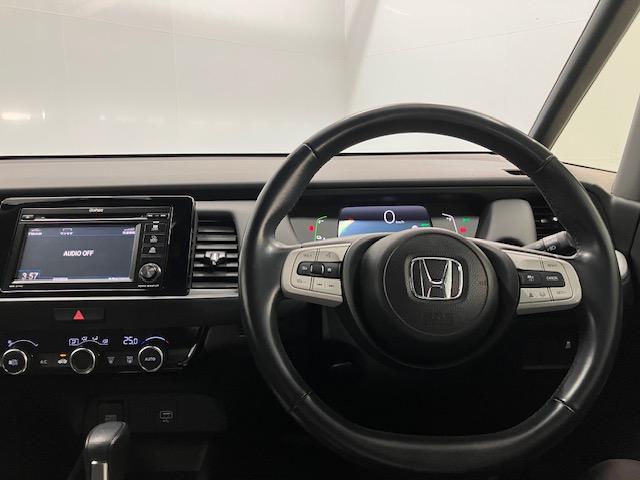 フィット ｅ：ＨＥＶホーム　ＬＥＤ・ディスプレイオーディオ・バックカメラ・ホンダＣＯＮＮＥＣＴ・スマートキー　前後誤発進抑制機能　クリソナ　助手席エアバッグ　運転席エアバッグ　ＬＥＤライト　ＵＳＢ接続　ＡＢＳ　サイドエアバッグ（18枚目）