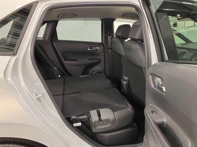 フィット ｅ：ＨＥＶホーム　ＬＥＤ・ディスプレイオーディオ・バックカメラ・ホンダＣＯＮＮＥＣＴ・スマートキー　前後誤発進抑制機能　クリソナ　助手席エアバッグ　運転席エアバッグ　ＬＥＤライト　ＵＳＢ接続　ＡＢＳ　サイドエアバッグ（22枚目）