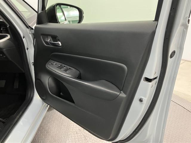 フィット ｅ：ＨＥＶホーム　ＬＥＤ・ディスプレイオーディオ・バックカメラ・ホンダＣＯＮＮＥＣＴ・スマートキー　前後誤発進抑制機能　クリソナ　助手席エアバッグ　運転席エアバッグ　ＬＥＤライト　ＵＳＢ接続　ＡＢＳ　サイドエアバッグ（23枚目）