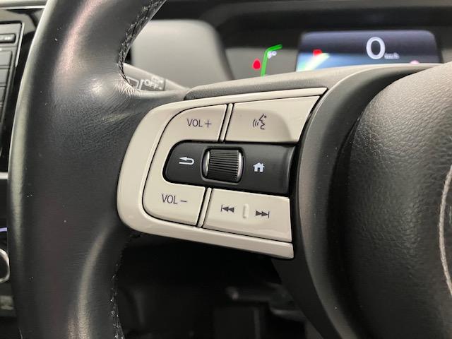 フィット ｅ：ＨＥＶホーム　ＬＥＤ・ディスプレイオーディオ・バックカメラ・ホンダＣＯＮＮＥＣＴ・スマートキー　前後誤発進抑制機能　クリソナ　助手席エアバッグ　運転席エアバッグ　ＬＥＤライト　ＵＳＢ接続　ＡＢＳ　サイドエアバッグ（25枚目）