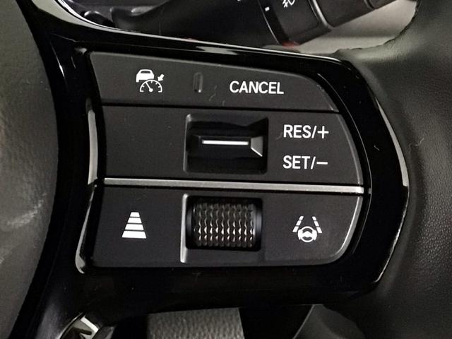 【アダプティブ・クルーズ・コントロール】予め設定した車速内でクルマが自動的に加減速。前走車との適切な車間距離を維持しながら追従走行し、高速道路でのドライバーの疲労を軽減してくれる嬉しい機能付♪