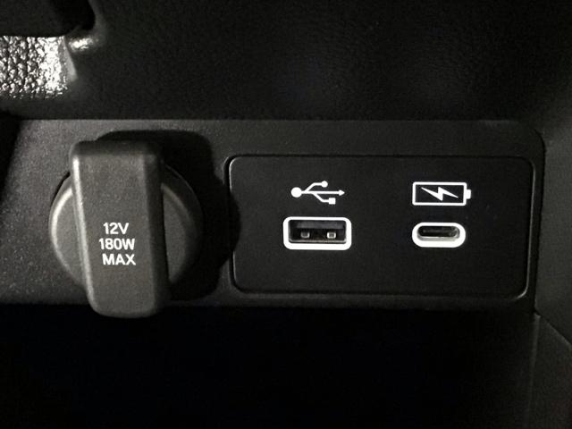 【ＵＳＢポート】ＵＳＢポートも装備されています！スマートフォンのオーディオに連携も可能です。今や欠かせない装備の一つです！そして、充電用は急速充電に対応しているｔｙｐｅ−Ｃとなっています♪