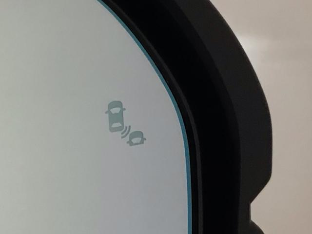 斜め後ろに存在する車を探知。その方向のドアミラー鏡面上にマークを表示し、存在をお知らせしてくれます。また、その方向にウインカーを操作すると、マークの点滅と警告音で注意を促します！