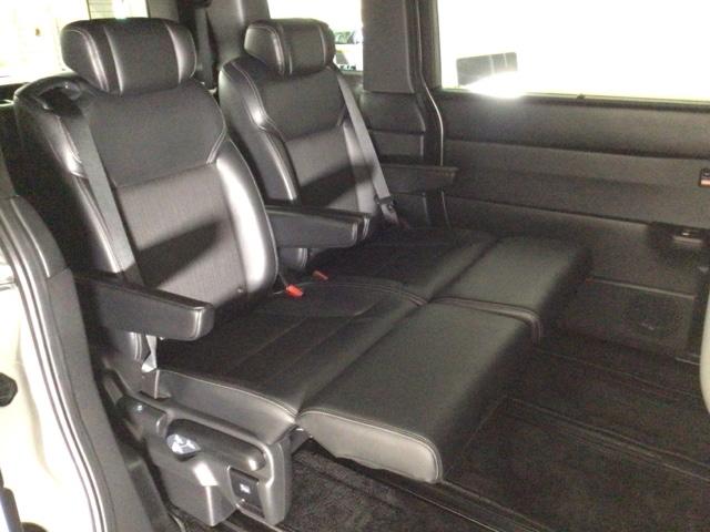 【２列目シート】シートと一体型のシームレスなオットマンを２列目キャプテンシートに設定しました。角度はお好みの位置に調整可能。足をまっすぐ伸ばしてくつろげます。