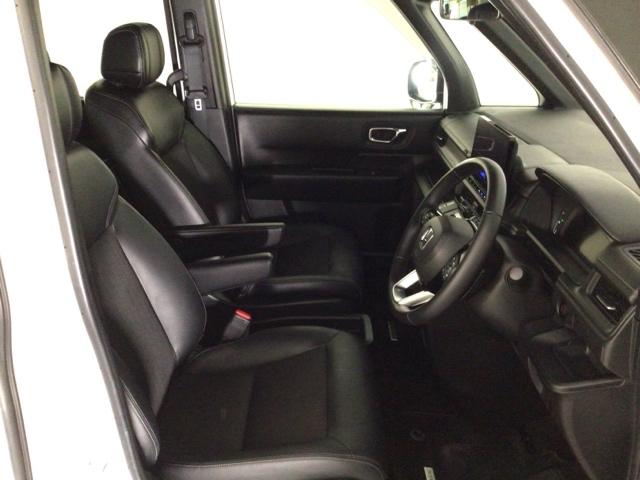 【前席】体を包み込むような形状でホールド感のあるフロントシート。しっかりと支えてくれるので長時間の運転を快適にサポートしてくれます。もちろん足元もゆったりしてますのでおくつろぎいただけます♪