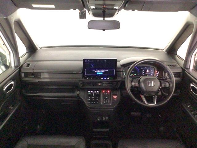 【前方視界】開放的な前方視界！運転がしやすく疲れにくいです♪窓が大きく、見通しがとっても良いおクルマですよ♪