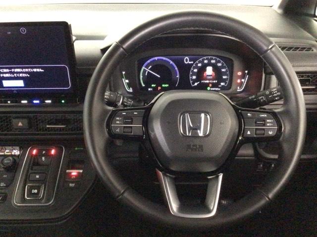 【ハンドル】運転にかかわる様々な操作を安全に行えるように視点移動が少なく操作性に配慮されたスイッチ類が凝縮されたコックピットです。