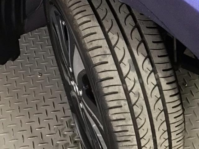 安全に走行するためには空気圧の確認をはじめ溝の深さ、ひび割れの等の点検が必要です。点検時に交換が必要と判断した場合は交換いたします。
