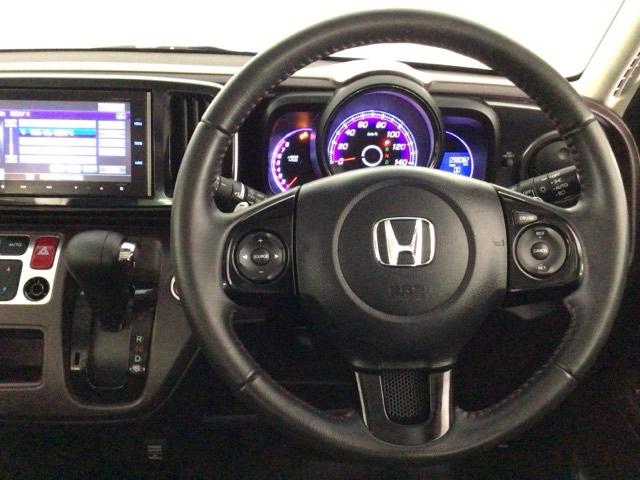 左側にはオーディオの操作ができるステアリングリモコンを、右側にはクルーズコントロールスイッチ装備♪高速道路など加減速の少ない道で便利です♪長距離ドライブの疲れを軽減してくれる、嬉しい装備ですよね♪