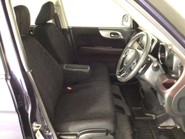 【前席】充分な広さを確保した、快適な前席！インテリアカラーも落ち着いたお色です♪センターアームレストも付いて、リラックスした姿勢で運転していただけます♪