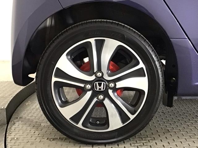 【アルミホイール】純正アルミホイール装備！足元を際立たせ、軽快な走りを演出します！印象もアップし、スタイルも引き締まります！スポーティーさの中にラグジュアリーを感じさせるデザインですね♪