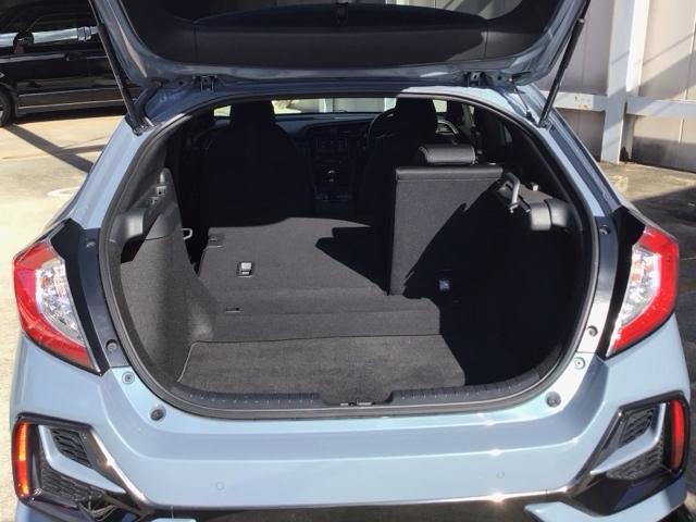 シビック ハッチバック　ＬＥＤ・フルセグ・メモリナビ・バックカメラ・純正ＡＷ・シートヒーター・ＥＴＣ　追突軽減ブレーキ　盗難防止装置　Ｂモニター　横滑防止　シートヒーター付き　ＬＥＤライト　フルセグＴＶ　スマートキー　ＡＡＣ（13枚目）